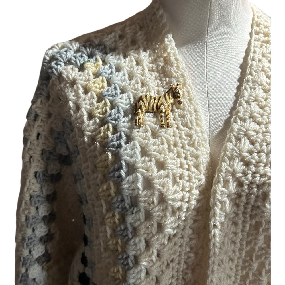 Crochet Cardigan Cream&Gray Brooch included - Picture 4 of 7